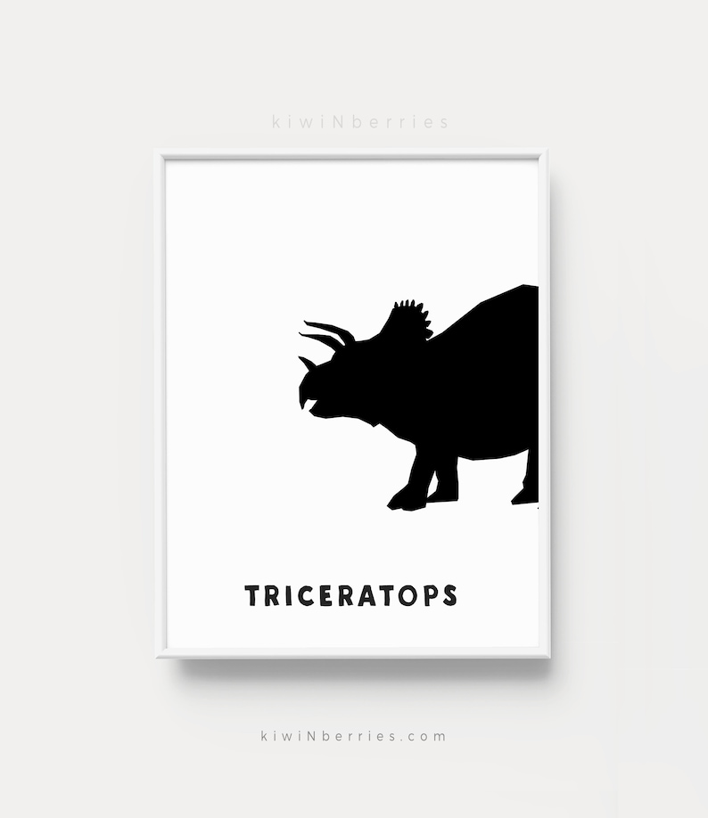 Op de afbeelding: Zwart-witte silhouet van een Triceratops-dinosaurus. De dinosaurus kijkt naar links en de tekst "TRICERATOPS" staat onder de afbeelding.