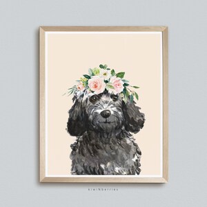Può includere: Un cane doodle nero e grigio con una corona di fiori rosa e bianchi su uno sfondo pesca. Il testo "kiwiNberries" è in basso nell'immagine.