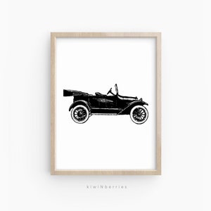 Peut inclure: Illustration en noir et blanc d'une voiture ancienne avec un toit ouvrant. La voiture est tourn&eacute;e vers la droite et a une roue de secours &agrave; l'arri&egrave;re.