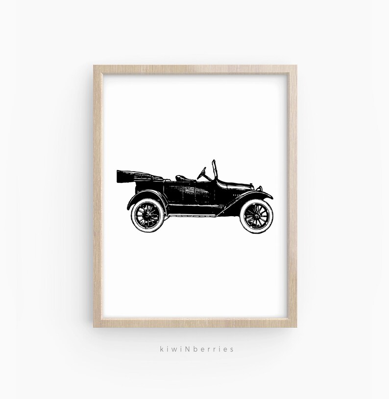 Peut inclure: Illustration en noir et blanc d'une voiture ancienne avec un toit ouvrant. La voiture est tourn&eacute;e vers la droite et a une roue de secours &agrave; l'arri&egrave;re.