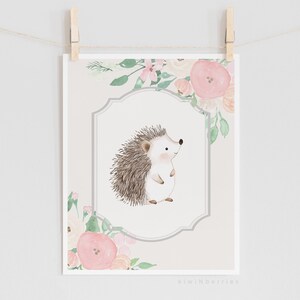 Igel Print, Baby Wandkunst, Pastell rosa Blumen, süsse kleine Tier Kunst, Poster für Kinderzimmer, Waldtiere, off white,
