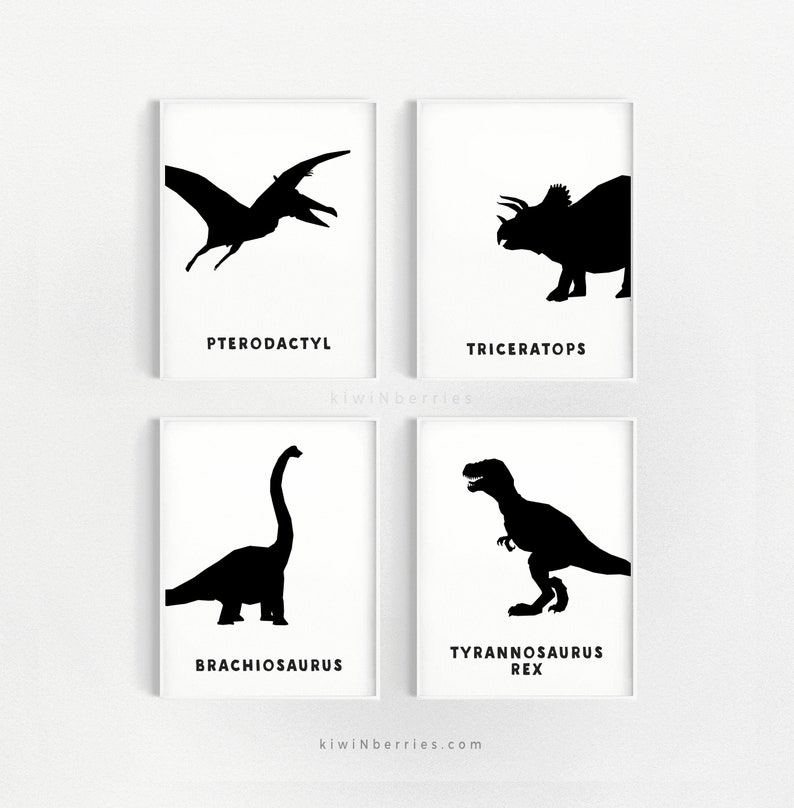 Op de afbeelding: Vier zwart-witte silhouetprints van dinosaurussen. De prints tonen een Pterodactylus, een Triceratops, een Brachiosaurus en een Tyrannosaurus Rex. Elke print heeft de naam van de dinosaurus onder de silhouet gedrukt.