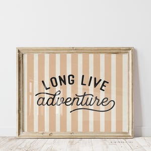 Long Live Adventure プリント、冒険好きな子供向けウォール アート、ストライプ サイン アート、子供向けデジタル名言集、アウトドア派の幼児、オレンジ ストライプ、ポスター