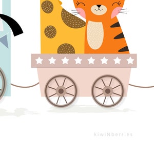 Puede incluir: Un carro de juguete rosa con estrellas blancas en el lateral, tirado por un carro azul. Una jirafa amarilla y un tigre naranja van en el carro. El carro tiene ruedas marrones.