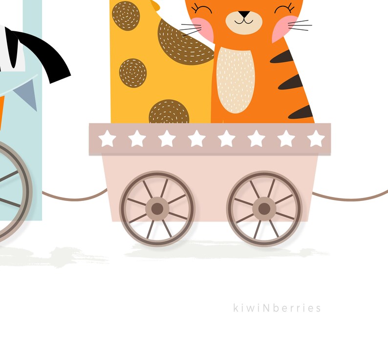 Puede incluir: Un carro de juguete rosa con estrellas blancas en el lateral, tirado por un carro azul. Una jirafa amarilla y un tigre naranja van en el carro. El carro tiene ruedas marrones.
