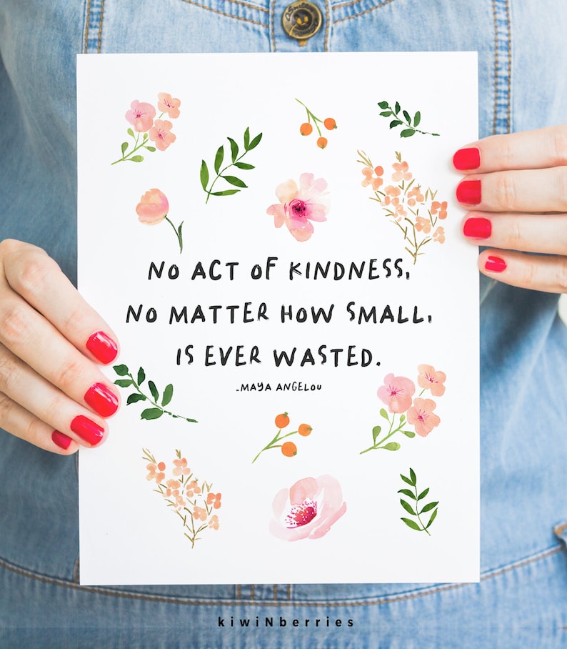 Puede incluir: Una tarjeta blanca imprimible con una cita de Maya Angelou: "Ning&uacute;n acto de bondad, por peque&ntilde;o que sea, se desperdicia jam&aacute;s." La tarjeta est&aacute; decorada con flores y hojas de acuarela rosa y naranja.