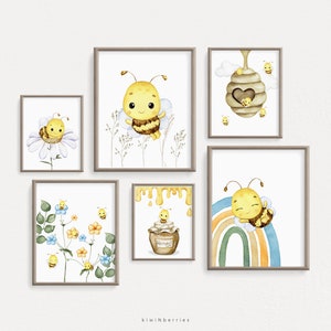 Può includere: Set di cinque stampe ad acquerello con adorabili api di cartoni animati in varie scene. Le stampe includono un'ape su un fiore, un'ape in un favo, un'ape su un arcobaleno, un'ape in un barattolo di miele e un'ape con fiori. Le stampe sono perfette per una cameretta o una nursery.