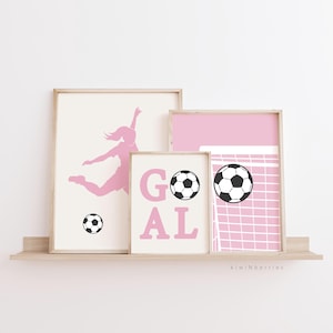 Juego de 3 impresiones de fútbol para niñas, arte de pared de jugador de fútbol rosa pastel, póster digital de fútbol para niñas, mujeres deportistas, decoración deportiva rosa, imprimible