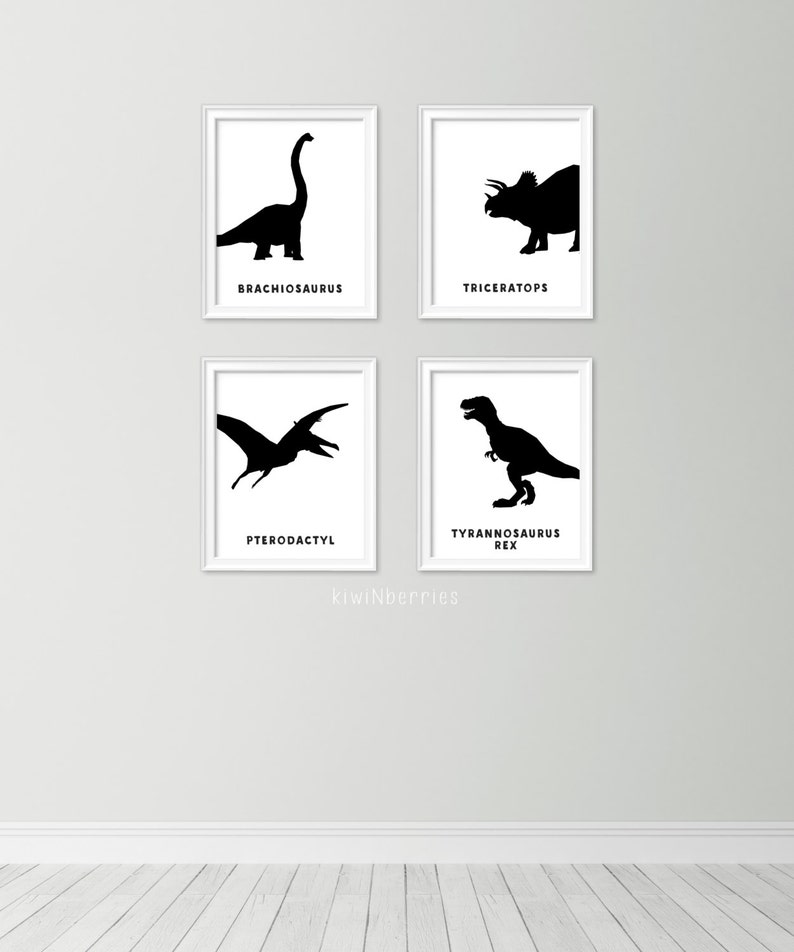 Op de afbeelding: Vier zwart-witte dinosaurussilhouetprints met de namen Brachiosaurus, Triceratops, Pterodactyl en Tyrannosaurus Rex.