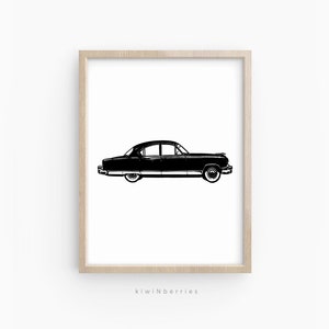 Peut inclure: Illustration en noir et blanc d'une voiture ancienne. La voiture est une berline classique avec un long capot et une carrosserie arrondie.