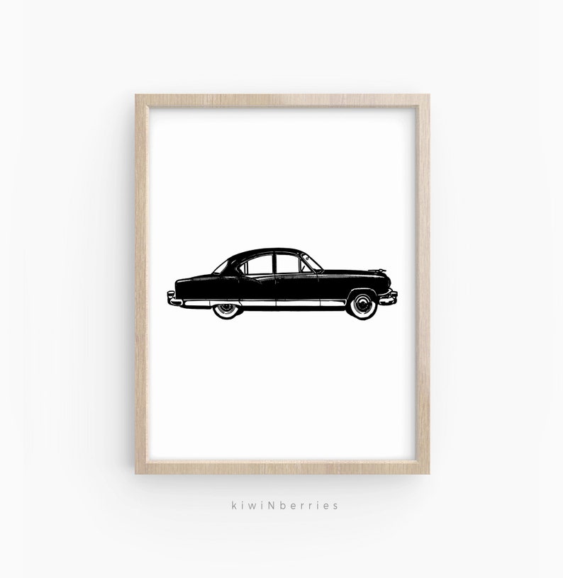 Peut inclure: Illustration en noir et blanc d'une voiture ancienne. La voiture est une berline classique avec un long capot et une carrosserie arrondie.