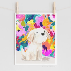 K&ouml;nnte beinhalten: Ein wei&szlig;er Hund mit flauschigem Fell sitzt vor einem bunten abstrakten Hintergrund. Der Hintergrund zeigt leuchtende Farben in Pink, Gelb, Blau und Gr&uuml;n.
