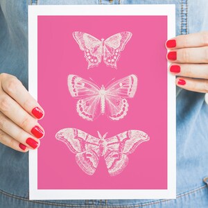 Impresión de mariposa rosa, cartel rosa fuerte digital, arte de pared adolescente de moda, mariposas vintage, arte de pared imprimible, chica de decoración de dormitorio