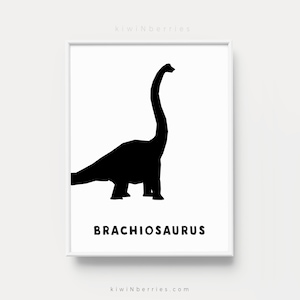 Op de afbeelding: Zwart-witte silhouet van een Brachiosaurus-dinosaurus. De dinosaurus staat op een witte achtergrond. De tekst "BRACHIOSAURUS" staat onder de dinosaurus.