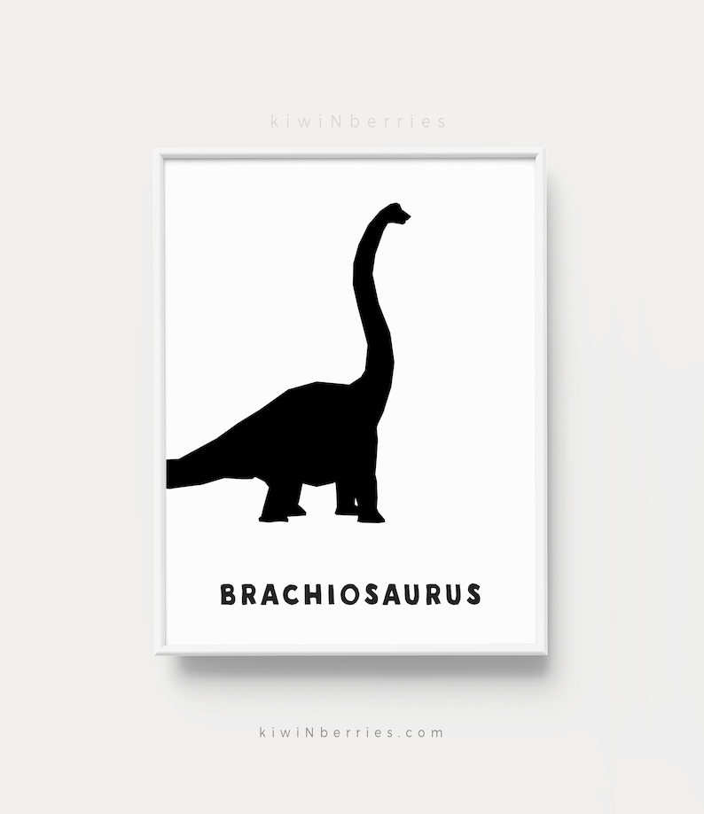 Op de afbeelding: Zwart-witte silhouet van een Brachiosaurus-dinosaurus. De dinosaurus staat op een witte achtergrond. De tekst "BRACHIOSAURUS" staat onder de dinosaurus.