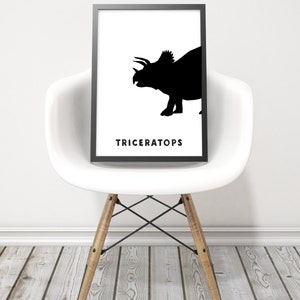 Op de afbeelding: Zwart-witte printbare kunstprint met een silhouet van een Triceratops-dinosaurus. De print heeft het woord "Triceratops" in zwarte tekst onder het dinosaurus-silhouet.