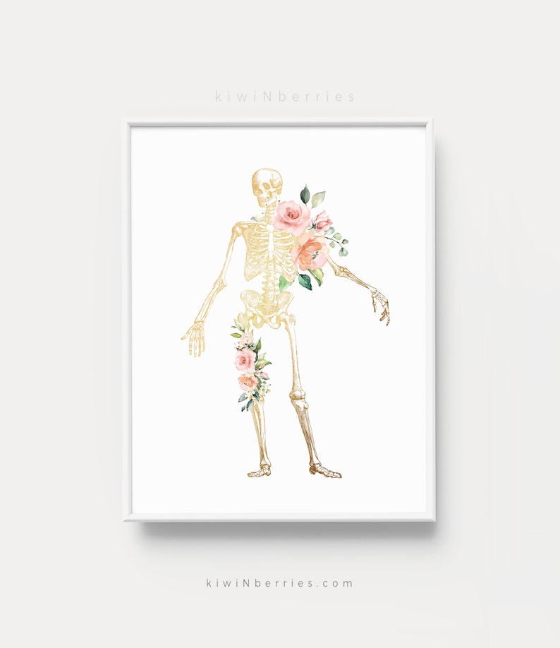 Puede incluir: Un esqueleto dorado con flores rosas y blancas que crecen de sus huesos. El esqueleto est&aacute; de pie con los brazos extendidos. El fondo es blanco.