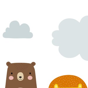 Puede incluir: Un oso marr&oacute;n con nariz y mejillas rosadas mira hacia la derecha. Un le&oacute;n amarillo y naranja con nariz y orejas amarillas es parcialmente visible en la esquina inferior derecha. Dos nubes grises est&aacute;n en el fondo.