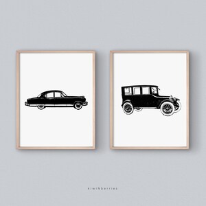 Peut inclure: Deux illustrations de voitures anciennes en noir et blanc. La voiture de gauche est une berline des ann&eacute;es 1950, et la voiture de droite est une voiture de tourisme des ann&eacute;es 1920.