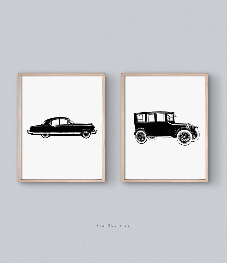 Peut inclure: Deux illustrations de voitures anciennes en noir et blanc. La voiture de gauche est une berline des ann&eacute;es 1950, et la voiture de droite est une voiture de tourisme des ann&eacute;es 1920.