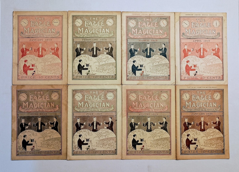 Puede incluir: Ocho n&uacute;meros antiguos de la revista The Eagle Magician de 1919 y 1920, cada uno con una ilustraci&oacute;n de portada de un mago actuando en el escenario, el t&iacute;tulo y un precio de 10 centavos impreso en la parte inferior de cada portada.