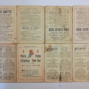 Puede incluir: Ocho p&aacute;ginas de papel vintage de una revista de magia dispuestas en dos filas. Las p&aacute;ginas presentan texto impreso en negro, anuncios de trucos de magia y una p&aacute;gina central con texto en rojo y negro que dice Feliz Navidad y A&ntilde;o Nuevo.