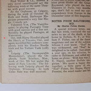 Puede incluir: Una p&aacute;gina de una revista antigua con texto impreso en negro sobre papel de color blanco roto. El contenido incluye columnas tituladas Notes from Baltimore, MD, y menciona figuras hist&oacute;ricas como Harry Houdini y varios artistas de vodevil.