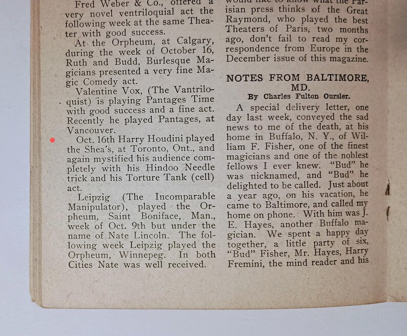 Puede incluir: Una p&aacute;gina de una revista antigua con texto impreso en negro sobre papel de color blanco roto. El contenido incluye columnas tituladas Notes from Baltimore, MD, y menciona figuras hist&oacute;ricas como Harry Houdini y varios artistas de vodevil.