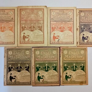 Puede incluir: Una colecci&oacute;n de siete n&uacute;meros antiguos de la revista The Eagle Magician, fechados entre 1920 y 1922. Cada portada presenta una ilustraci&oacute;n constante de un mago realizando trucos, el t&iacute;tulo y un precio impreso de 10 centavos por ejemplar.