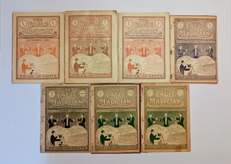 Puede incluir: Una colecci&oacute;n de siete n&uacute;meros antiguos de la revista The Eagle Magician, fechados entre 1920 y 1922. Cada portada presenta una ilustraci&oacute;n constante de un mago realizando trucos, el t&iacute;tulo y un precio impreso de 10 centavos por ejemplar.