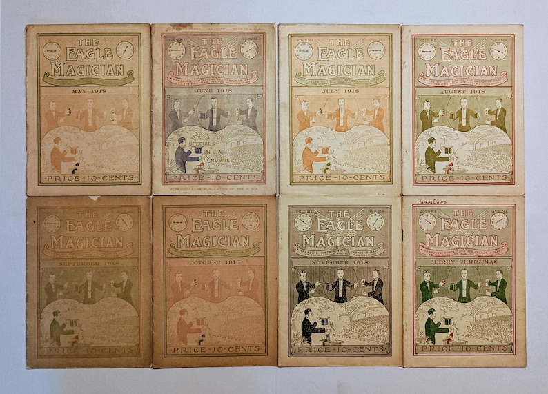 Puede incluir: Ocho n&uacute;meros antiguos de la revista The Eagle Magician de 1918, dispuestos en dos filas. Cada portada de color tostado presenta ilustraciones de magos realizando trucos, el t&iacute;tulo, mes, a&ntilde;o y el texto impreso Price 10-Cents.