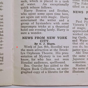 Puede incluir: Un documento impreso antiguo con texto negro sobre papel blanco roto. El texto incluye el encabezado NEWS FROM NEW YORK CITY de C. J. Hagen y habla de Houdini actuando en el Brooklyn Orpheum Theatre, junto con otras noticias sobre magia.