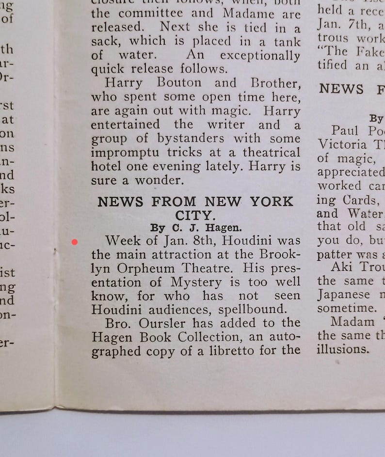 Puede incluir: Un documento impreso antiguo con texto negro sobre papel blanco roto. El texto incluye el encabezado NEWS FROM NEW YORK CITY de C. J. Hagen y habla de Houdini actuando en el Brooklyn Orpheum Theatre, junto con otras noticias sobre magia.