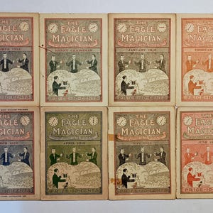 Puede incluir: Ocho n&uacute;meros antiguos de la revista The Eagle Magician de 1915 y 1916, dispuestos en dos filas. Cada portada presenta ilustraciones de magos realizando trucos, el t&iacute;tulo, la fecha y el texto Price-10-Cents impreso en tinta negra.