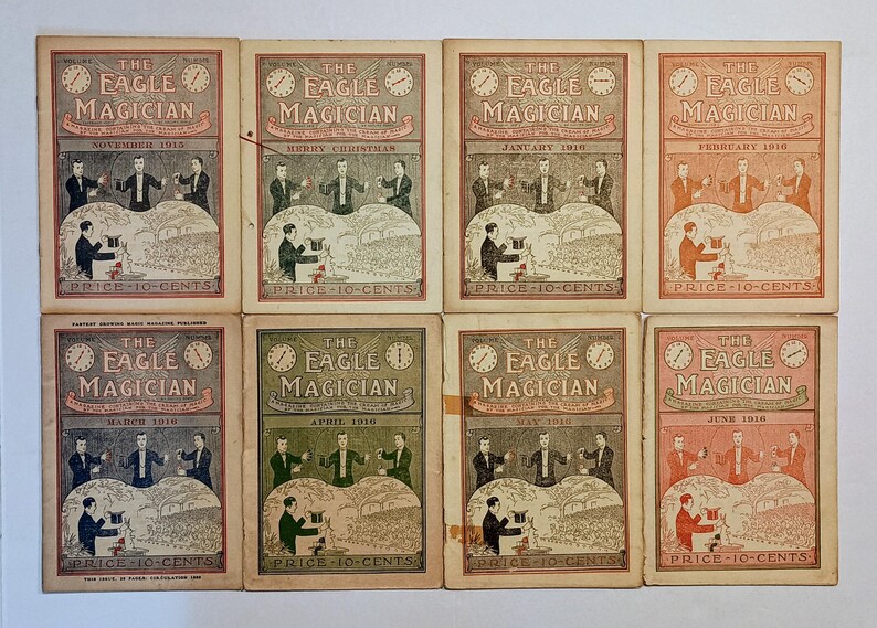 Puede incluir: Ocho n&uacute;meros antiguos de la revista The Eagle Magician de 1915 y 1916, dispuestos en dos filas. Cada portada presenta ilustraciones de magos realizando trucos, el t&iacute;tulo, la fecha y el texto Price-10-Cents impreso en tinta negra.