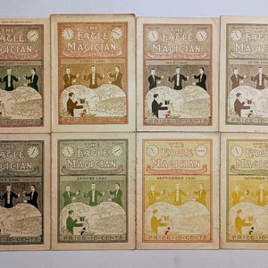 Puede incluir: Una colecci&oacute;n de ocho n&uacute;meros de revistas antiguas tituladas The Eagle Magician de 1920. Cada portada presenta ilustraciones de magos realizando trucos, el mes, el a&ntilde;o y el texto Price 10 Cents, dispuestos en dos filas de cuatro ejemplares.