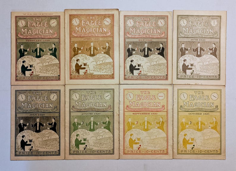 Puede incluir: Una colecci&oacute;n de ocho n&uacute;meros de revistas antiguas tituladas The Eagle Magician de 1920. Cada portada presenta ilustraciones de magos realizando trucos, el mes, el a&ntilde;o y el texto Price 10 Cents, dispuestos en dos filas de cuatro ejemplares.