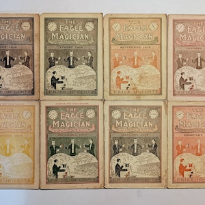 Puede incluir: Ocho n&uacute;meros antiguos de la revista The Eagle Magician de 1916 y 1917, dispuestos en dos filas. Cada portada presenta una ilustraci&oacute;n central de un mago realizando trucos, el t&iacute;tulo y el precio de 10-cents impreso en la parte inferior.