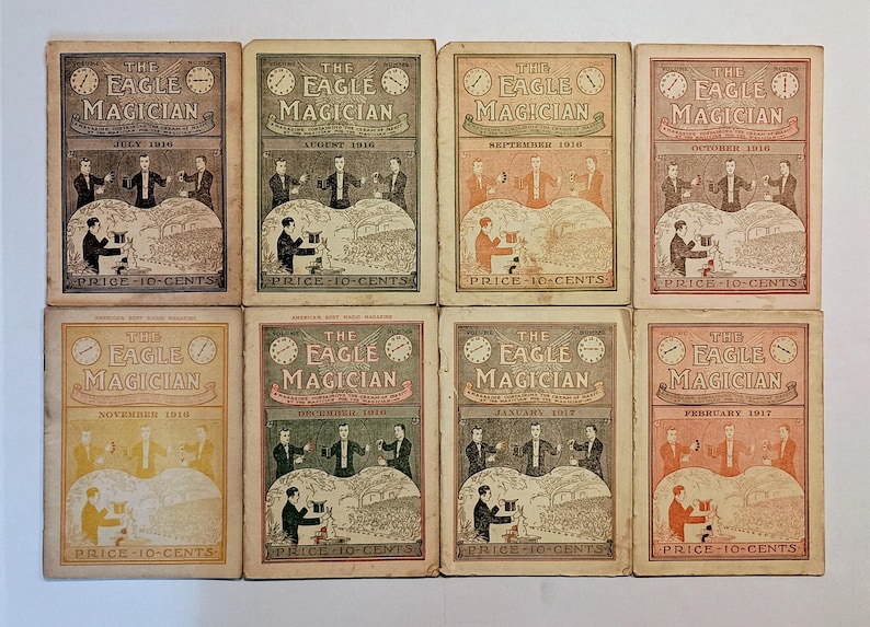 Puede incluir: Ocho n&uacute;meros antiguos de la revista The Eagle Magician de 1916 y 1917, dispuestos en dos filas. Cada portada presenta una ilustraci&oacute;n central de un mago realizando trucos, el t&iacute;tulo y el precio de 10-cents impreso en la parte inferior.