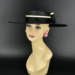 M23156 (czarny/kość słoniowa) Średniej wielkości płaski kapelusz Sinamay Fascinator do Kentucky Derby, kapelusz ślubny, kapelusz wielkanocny, kapelusz wielkanocny, kapelusz Ascot
