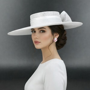 M23156 (Blanco) Tocado de sinamay de ala plana mediana para Kentucky Derby, iglesia, boda, Pascua y Ascot.