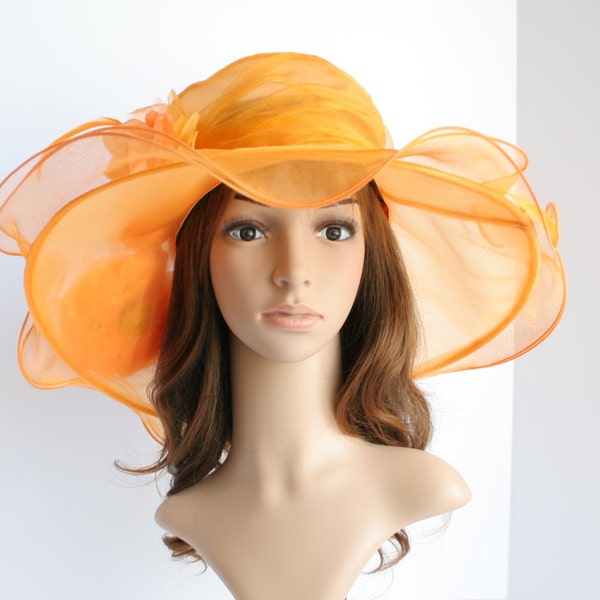 ED7021 (Orange) Derby du Kentucky, chapeau d'église, chapeau de mariage, chapeau de calèche, bord moyen 5,25 po. avec deux fleurs et plumes chapeau en organza