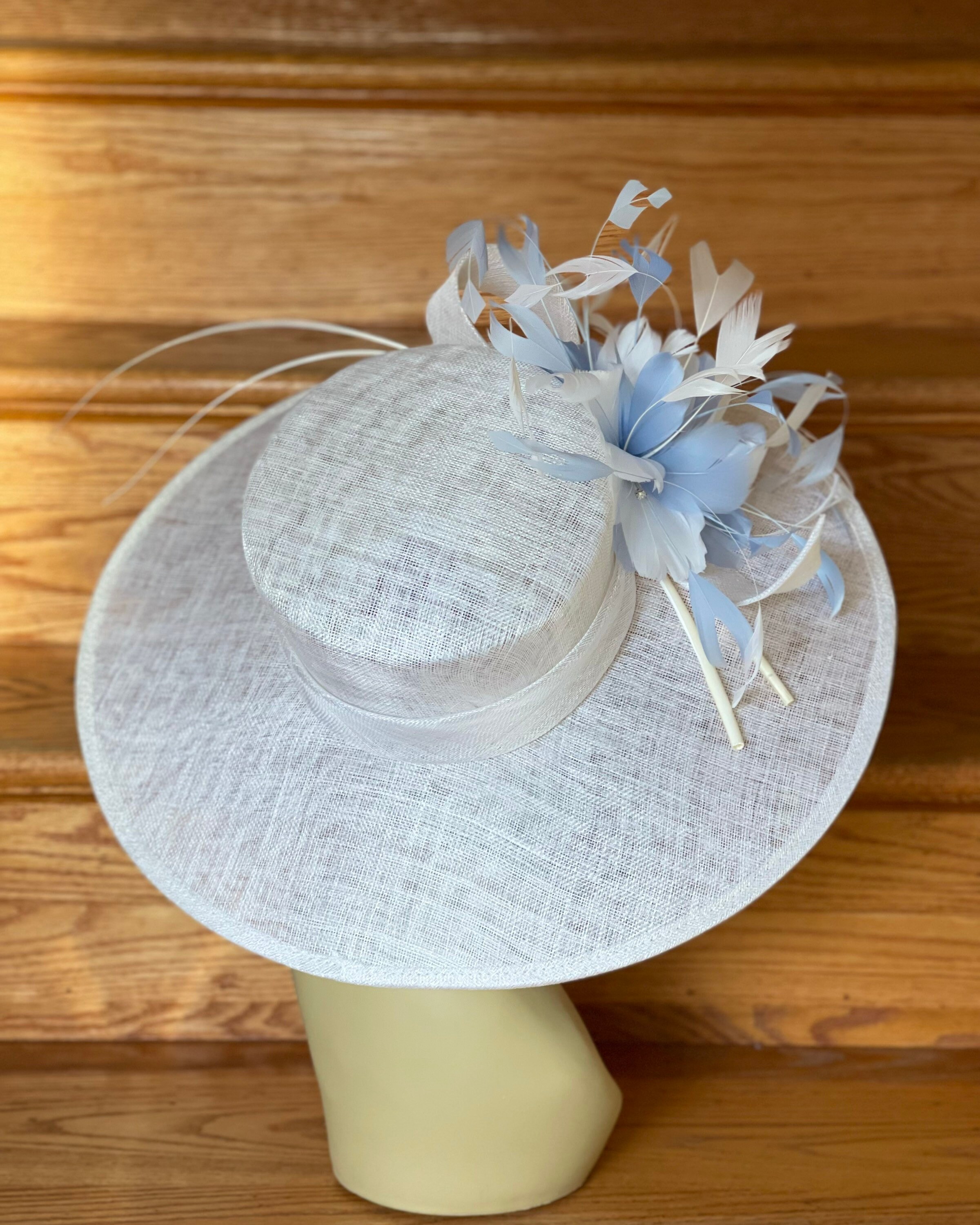 Elegant Blue and White Race Day Hat, Sinamay M935 Ivory/white/light Blue Wide-brim Sinamay Hat – Kentucky  main image 2