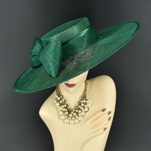 M23155 (groen) Sinamay tovenaarhoed met brede platte rand voor Kentucky Derby-hoed, kerkhoed, trouwhoed, paashoed, hoed Royal Ascot