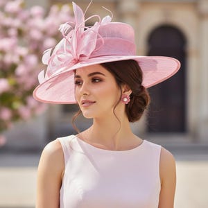 M23012 ( Pink )Kentucky Derby Hut Kirchenhut Hochzeitshut Osterhut Teeparty Hut & Heilung Bogen Federn Sinamay Hut mit breiter Krempe