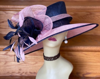 M916 (Rosa/Blu Navy) Cappello Kentucky Derby Cappello da chiesa per matrimonio Cappello pasquale Cappello formale per festa del tè Cappello Sinamay a 3 strati e grandi fiocchi Piume Tesa larga