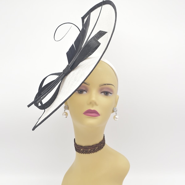 MF173 ( Weiß / Schwarz) Jumbo Kentucky Derby Hochzeit Ostern Teeparty Royal Ascot Sinamay & Federkiele, Feder, Bänder Haarband Großer Fascinator