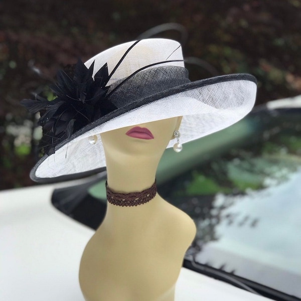 L17 (wit/zwart) Kentucky Derby hoed, kerk hoed, bruiloft hoed, paashoed, Tea Party Royal Ascot met veren bloem Med rand Sinamay hoed