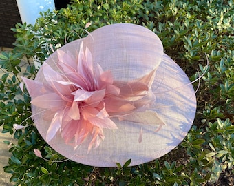 Cappello estivo colorato con decorazione floreale