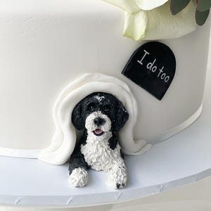 Gepersonaliseerd hondenbeeldje dat uit bruidstaart gluurt, aangepaste bruiloft hondentaarttopper, realistisch beeldhouwwerk van huisdier voor bruidstaarttopper.